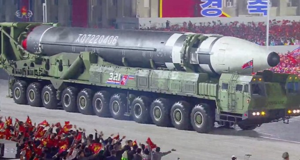 Β. Κορέα: Παρέλαση γιγαντιαίων διηπειρωτικών πυραύλων και «κανένα κρούσμα κορονοϊού»