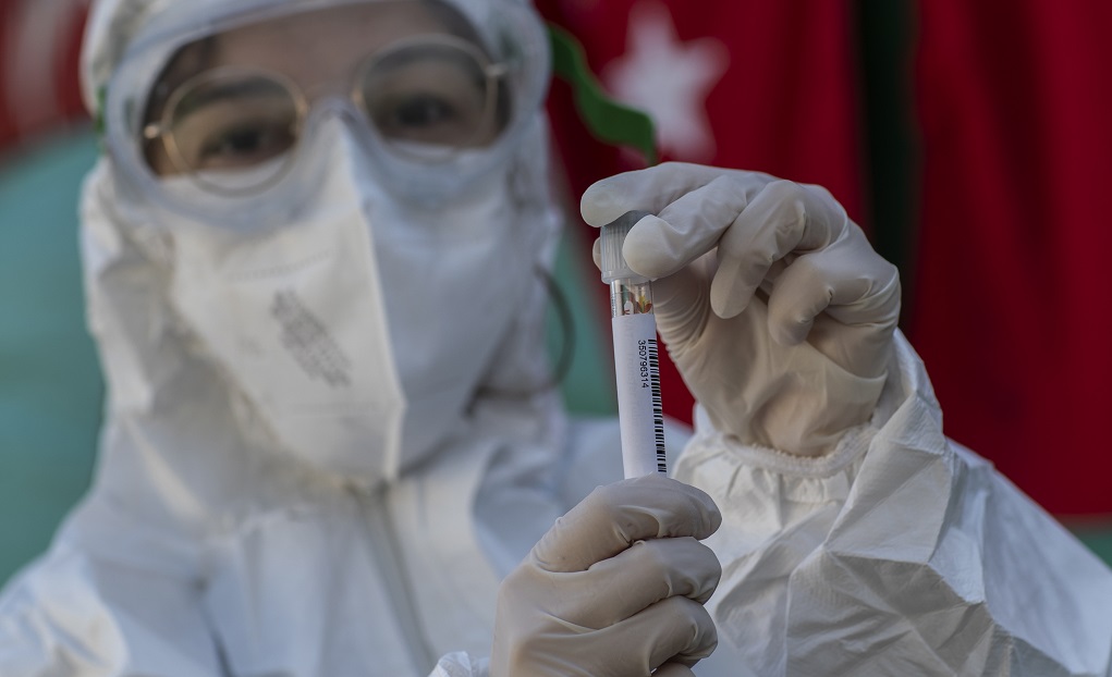 Στο «κόκκινο» η μάχη ενάντια στην πανδημία: 935 νέα κρούσματα – Τα 228 στην Αττική – 5 θάνατοι Στο «κόκκινο» η μάχη ενάντια στην πανδημία: 935 νέα κρούσματα – Τα 228 στην Αττική – 5 θάνατοι
