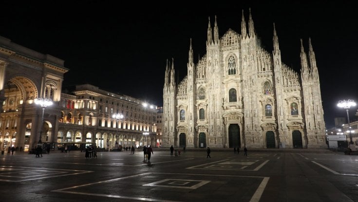 Η Πλατεία του Duomo στο Milano, άδεια λόγω απαγόρευσης της κυκλοφορίας (πηγή: Ansa/La Repubblica)