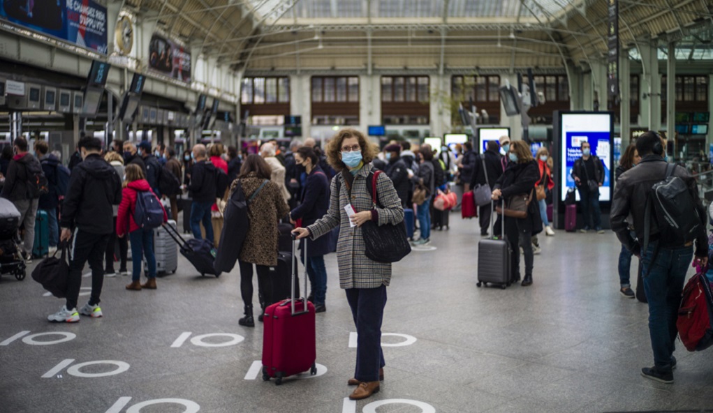 Paris under coronavirus pandemic lockdown Γαλλία: 49.000 κρούσματα και 256 θάνατοι σε μία ημέρα