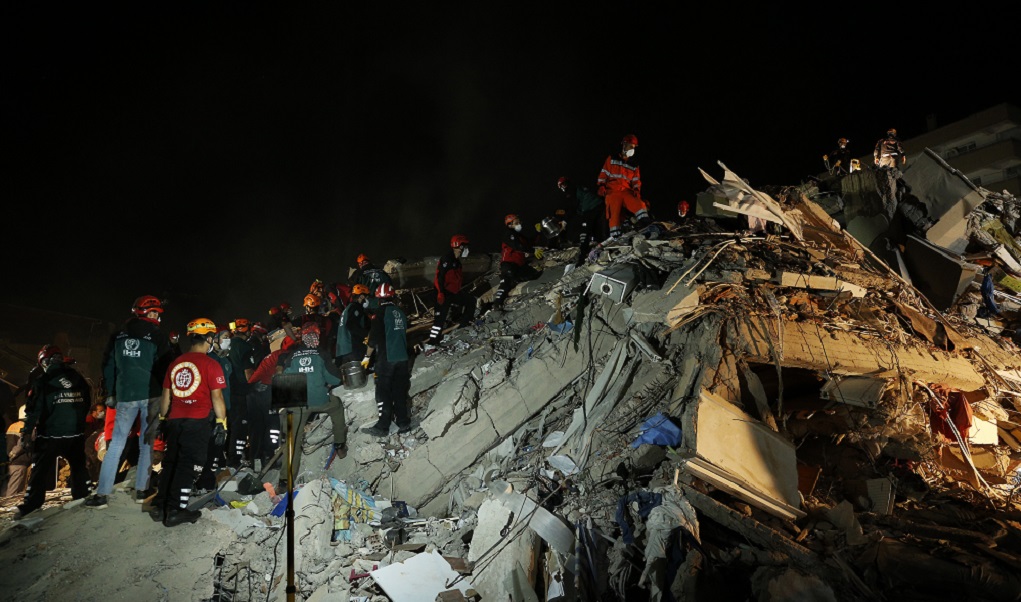APTOPIX Turkey Earthquake Σμύρνη: Μάχη με το χρόνο δίνουν τα σωστικά συνεργεία – Επιτόπου ο Ερντογάν (video)