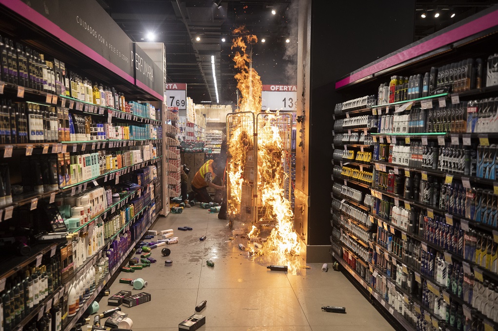 Brazil Supermarket Death Βραζιλία: Ξυλοδαρμός μέχρι θανάτου σε σούπερ μάρκετ άναψε φωτιές (pics)