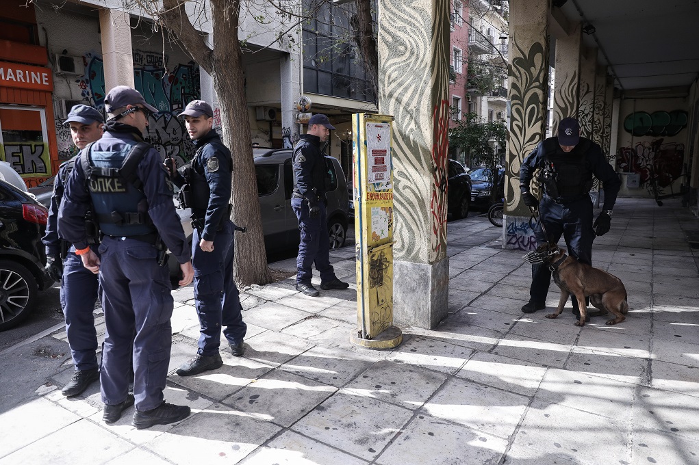 Επιχείρηση σφράγισης κτιρίου της ΕΛ.ΑΣ στα Εξάρχεια Επιχείρηση σφράγισης κτιρίου της ΕΛ.ΑΣ στα Εξάρχεια