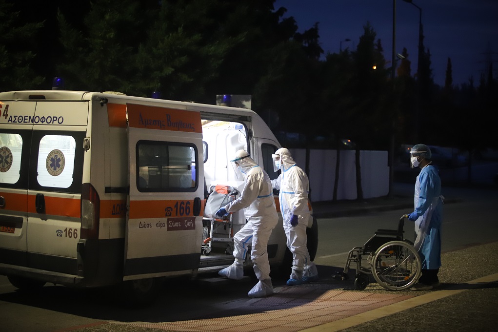 Κορονοϊός: Συναγερμός για τον αριθμό θανάτων – Μειωμένα κρούσματα, αυξημένες διασωληνώσεις