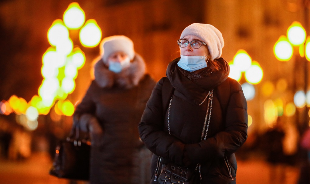 Coronavirus pandemic in Russia Ευρώπη: Προειδοποιήσεις για 3ο κύμα αλλά και σχέδια για Χριστούγεννα με μέτρα – Αρνητικό ρεκόρ στη Ρωσία