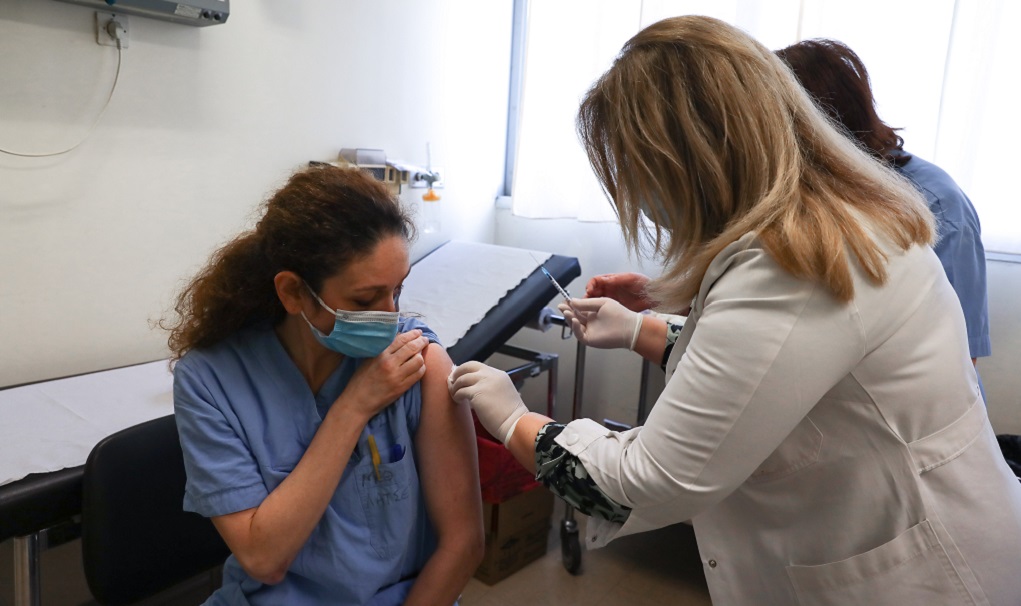 Συνεχίζονται για δεύτερη μέρα οι εμβολιασμοί – Διανομή εμβολίων σε περιφερειακά νοσοκομεία