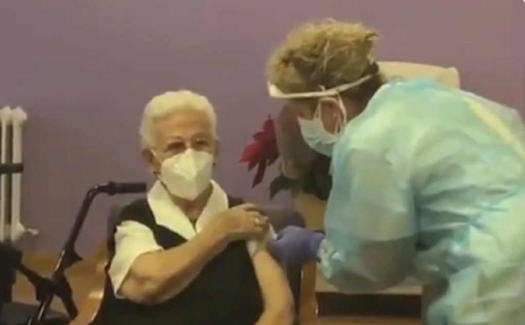 Ισπανία: Πρώτες εμβολιάστηκαν μία 96ρονη και μία νοσοκόμα