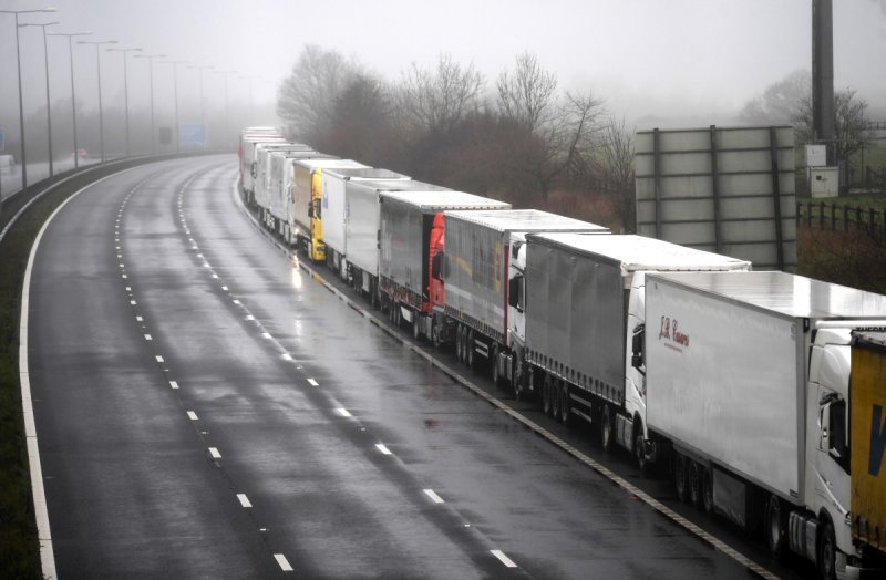 Lockdown επιπέδου 4 στη Μεγάλη Βρετανία – Εκατοντάδες φορτηγά αποκλεισμένα στο Ντόβερ (video)
