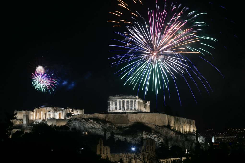 Ένα διαφορετικό καλωσόρισμα για το νέο έτος – Πώς γιόρτασε η Ελλάδα