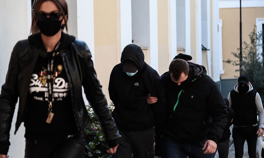 Υπόθεση ξυλοδαρμού σταθμάρχη: Ελεύθεροι με περιοριστικούς όρους οι δυο ανήλικοι (βίντεο) Υπόθεση ξυλοδαρμού σταθμάρχη: Ελεύθεροι με περιοριστικούς όρους οι δυο ανήλικοι (βίντεο)