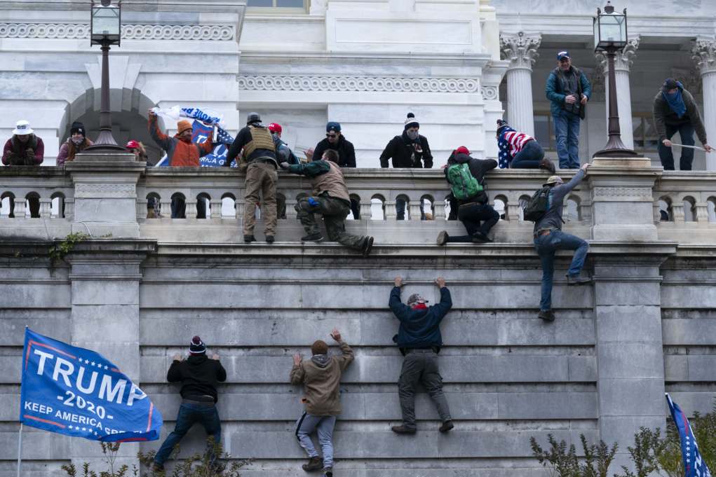 Καταδικάζει η Βρετανία τις «επαίσχυντες σκηνές» στις ΗΠΑ