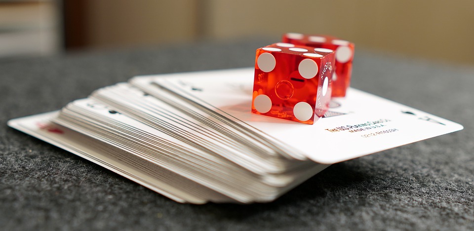 Ηράκλειο: Τσουχτερό πρόστιμο σε ξενοδόχο που κάλεσε φίλους του για να παίξουν χαρτιά και ζάρια