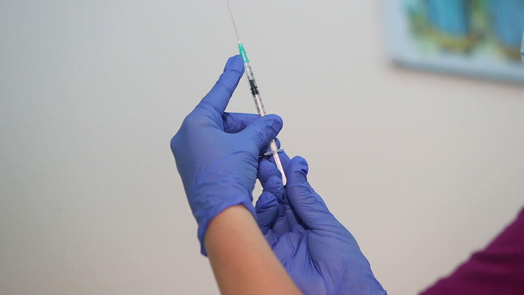 Ανεβάζει ταχύτητες η «Ελευθερία» – Σήμα έναρξης για την πρώτη φάση εμβολιασμού των υγειονομικών