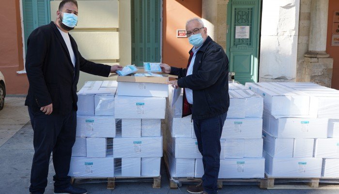 80.000 μάσκες στην Περιφέρεια Κρήτης για τα εμβολιαστικά κέντρα του νησιού