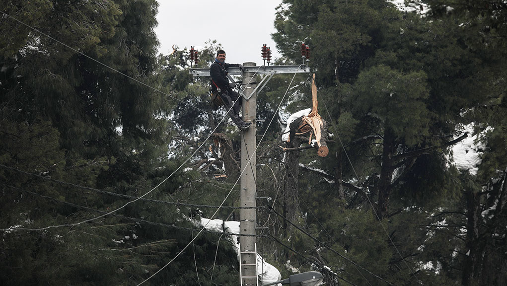 Διακοπές ρεύματος: 3.500 νοικοκυριά περιμένουν «φως» – ΔΕΗ: 10% η έκπτωση στους λογαριασμούς