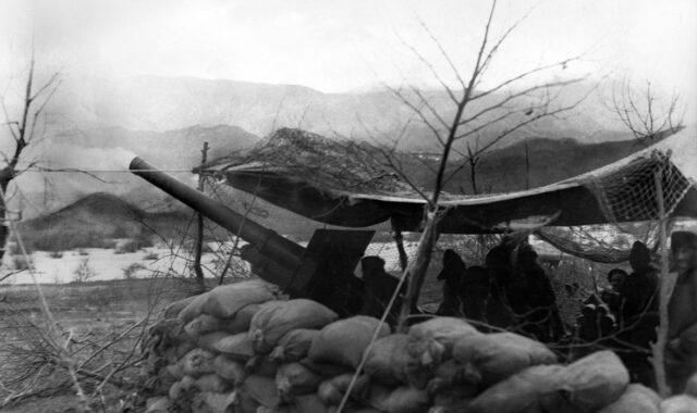 Αλβανικό μέτωπο. Πυροβόλο κατά τη διάρκεια βολής, 1941. Συλλογή Π.Πουλίδη.