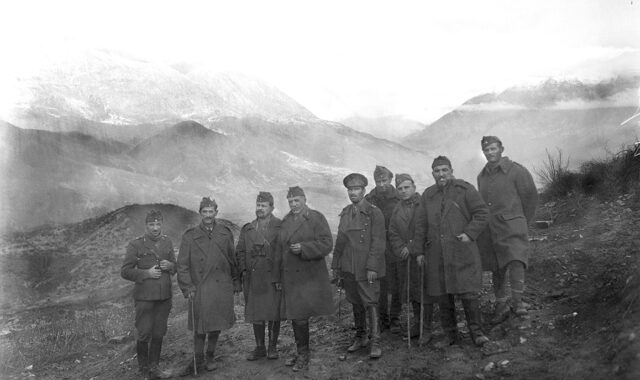 Αξιωματικοί της II Μεραρχίας στην περιοχή του Τεπελενίου. Δεύτερος από αριστερά ο φωτορεπόρτερ Π.Πουλίδης, 1941. Συλλογή Π.Πουλίδη.