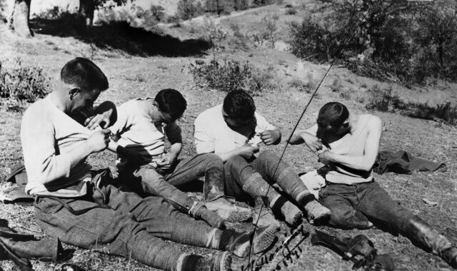 Οι στρατιώτες υποφέρουν από τις ψείρες στο αλβανικό μέτωπο, 1941. Συλλογή Π.Πουλίδη.