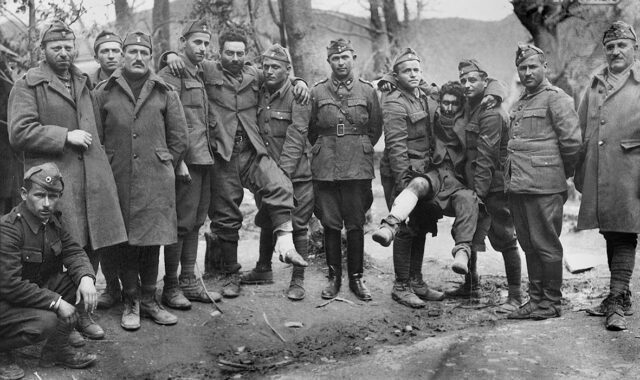 Στρατιώτες, μερικοί από αυτούς τραυματίες, στο αλβανικό μέτωπο, 1941. Συλλογή Π.Πουλίδη.