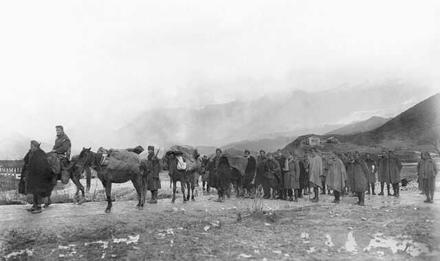 Μονάδα εφοδιασμού στο αλβανικό μέτωπο, 1941. Συλλογή Π.Πουλίδη.