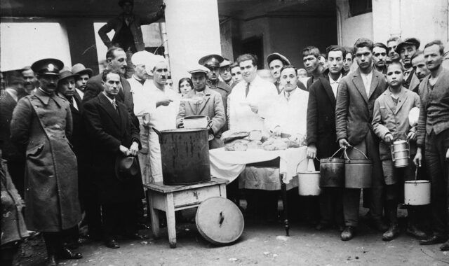 Διανομή συσσιτίου στην Αθήνα, 1941-1942. Συλλογή Π.Πουλίδη.