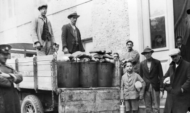 Διανομή συσσιτίου στην Αθήνα, 1941-1943. Συλλογή Π.Πουλίδη.