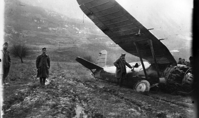 Κατάρριψη ιταλικού αεροπλάνου, 1941. Συλλογή Π.Πουλίδη.