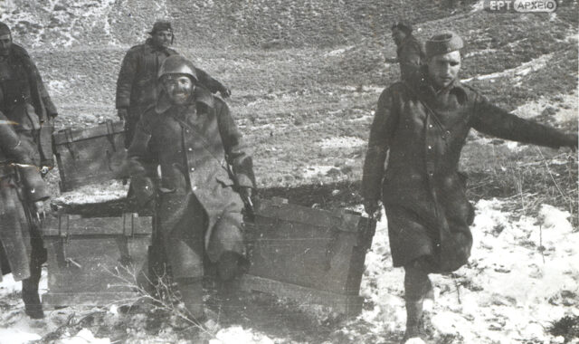 Στρατιώτες μεταφέρουν πυρομαχικά, 1940. Συλλογή Υ.ΕΝ.Ε.Δ.