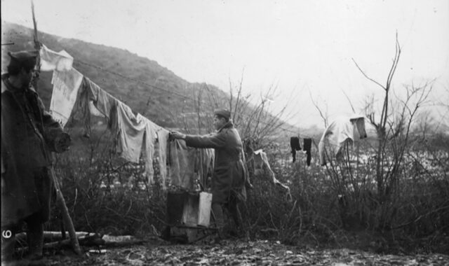 Πλύσιμο ρούχων στο μέτωπο, 1940. Συλλογή Υ.ΕΝ.Ε.Δ.