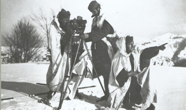 Στρατιώτες κατά τη διάρκεια τοπογραφικών μετρήσεων, 1940. Συλλογή Υ.ΕΝ.Ε.Δ.