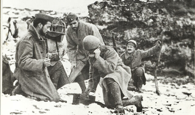 Τηλεφωνητές εν ώρα εργασίας, 1940. Συλλογή Υ.ΕΝ.Ε.Δ.