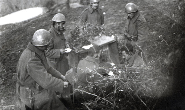 Τηλεφωνητές εν ώρα εργασίας, 1940. Συλλογή Υ.ΕΝ.Ε.Δ.