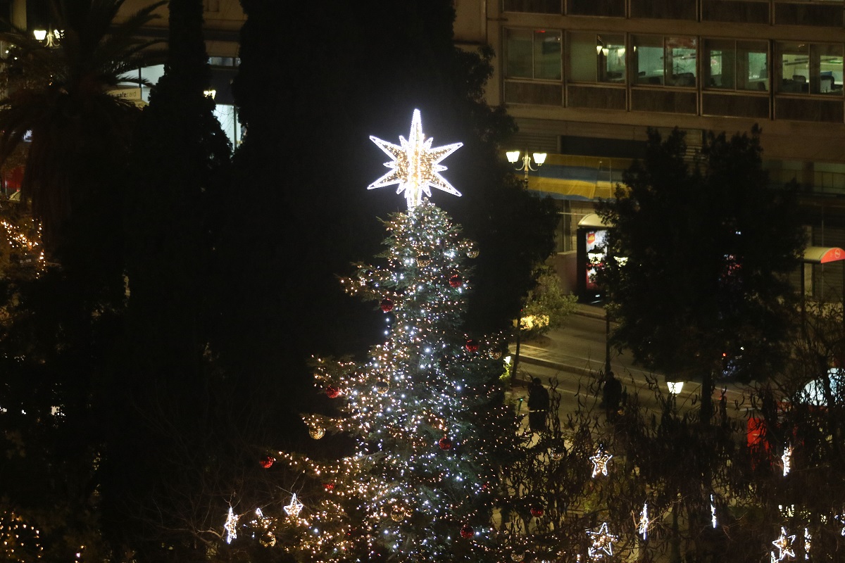 Η ΠΛΑΤΕΙΑ ΣΥΝΤΑΓΜΑΤΟΣ ΦΩΤΑΓΩΓΗΜΕΝΗ ΚΑΙ Η ΑΚΡΟΠΟΛΗ ΜΕ ΤΟ ΜΙΣΟΦΓΕΓΓΑΡΟ