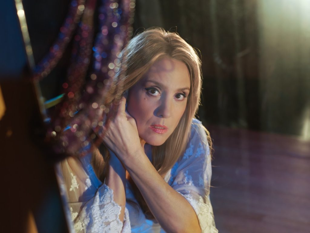 Η Dalida επιστρέφει: Η Εύα Κοτανίδη μάς ξανασυστήνει τη γυναίκα πίσω από τον θρύλο.