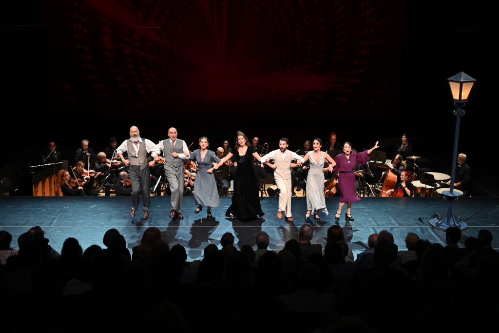 Με μεγάλη επιτυχία ανέβηκε στην Εναλλακτική Σκηνή της Εθνικής Λυρικής Σκηνής η επιθεώρηση «Μπράβο Κολονέλο»